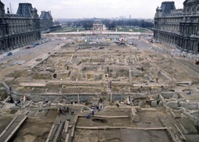louvre du paris 80s pyramide construction palais 1983 pei la pyramid museum digging building grand cour guidebook fouilles project become